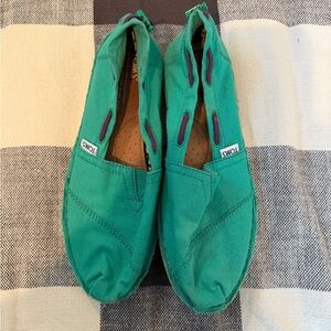 TOMS Womens Slip-On Canvas Shoes in Kelly Green